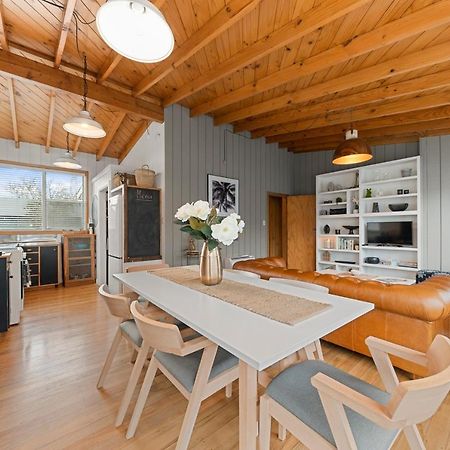 The Walnut Tree House - Martinborough Holiday Home Buitenkant foto