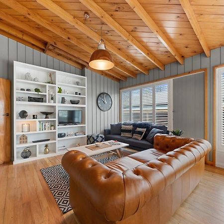 The Walnut Tree House - Martinborough Holiday Home Buitenkant foto
