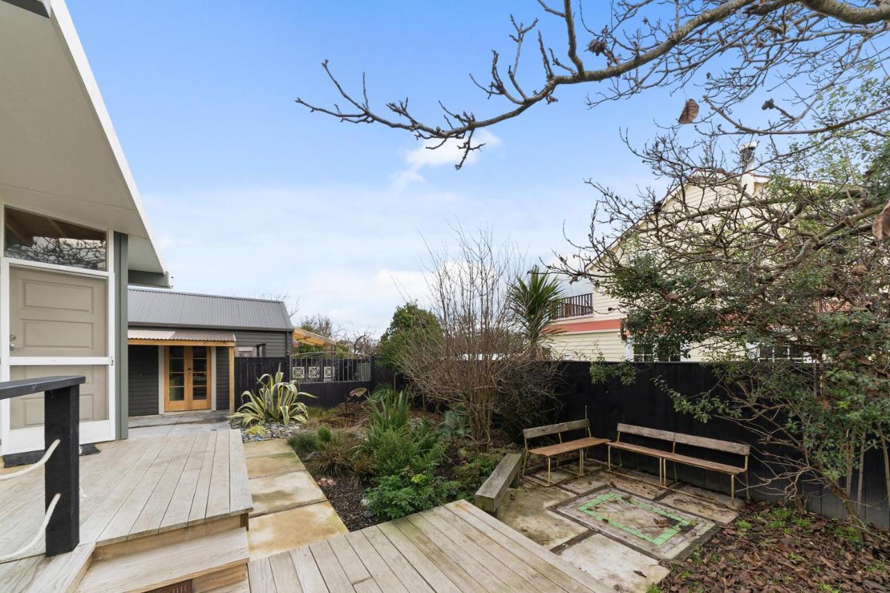 The Walnut Tree House - Martinborough Holiday Home Buitenkant foto