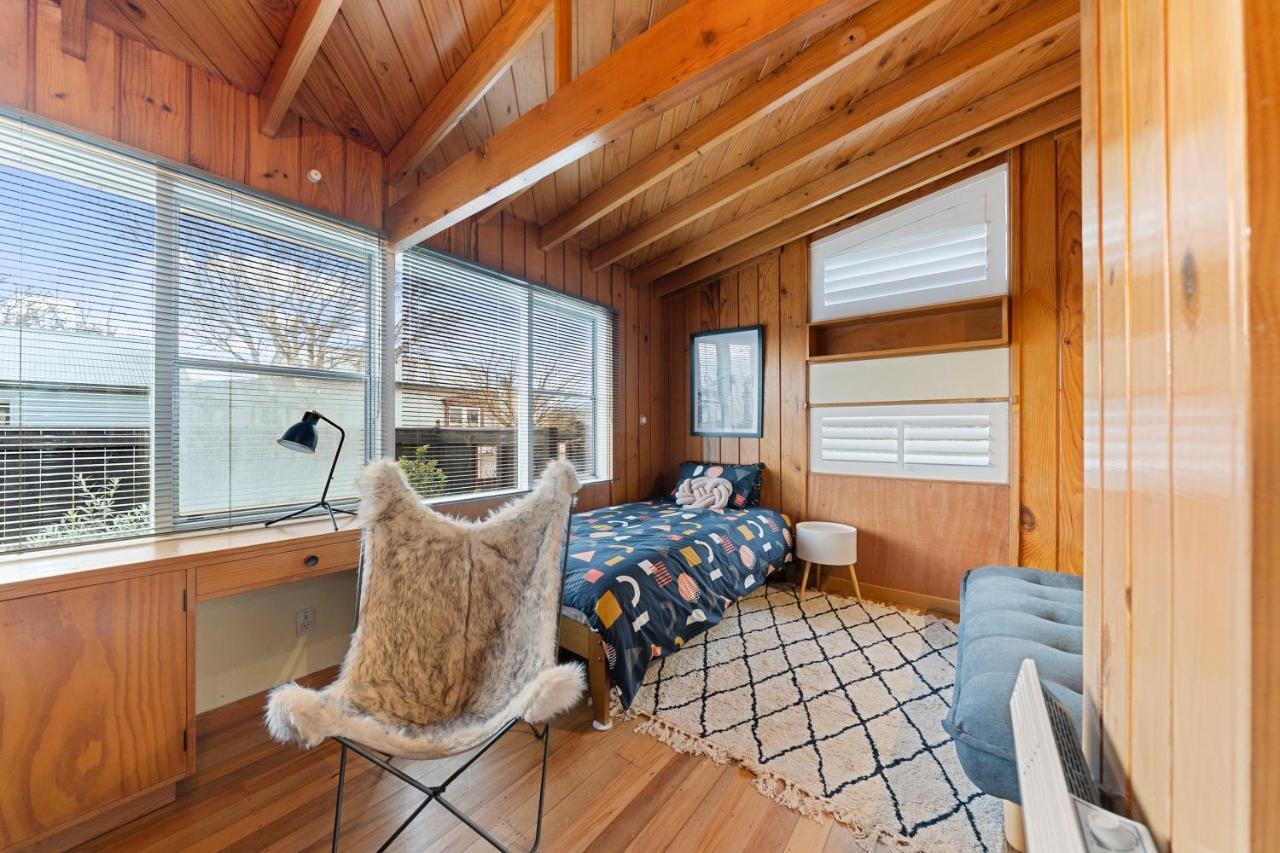 The Walnut Tree House - Martinborough Holiday Home Buitenkant foto