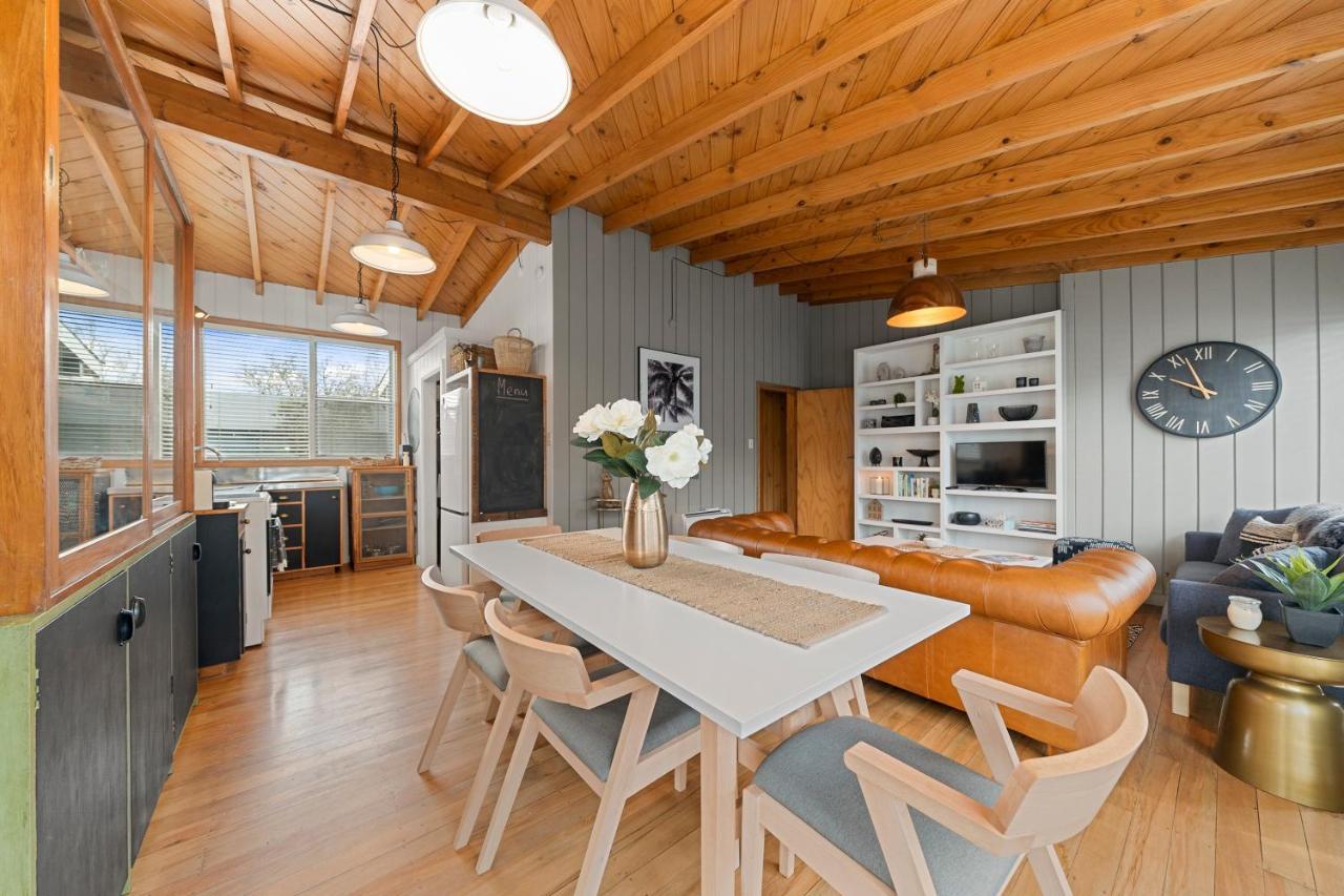 The Walnut Tree House - Martinborough Holiday Home Buitenkant foto