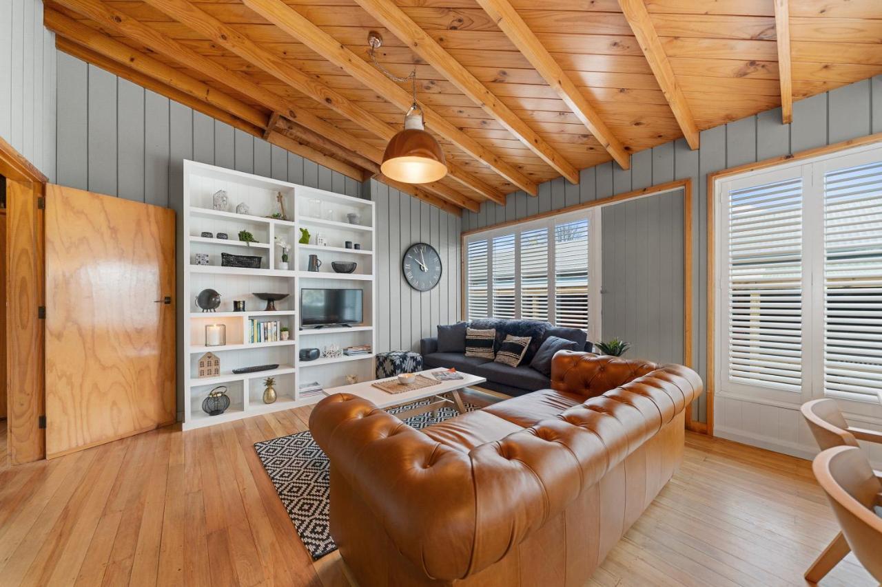 The Walnut Tree House - Martinborough Holiday Home Buitenkant foto