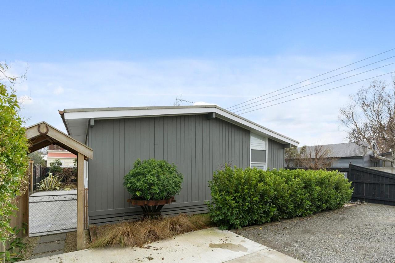 The Walnut Tree House - Martinborough Holiday Home Buitenkant foto