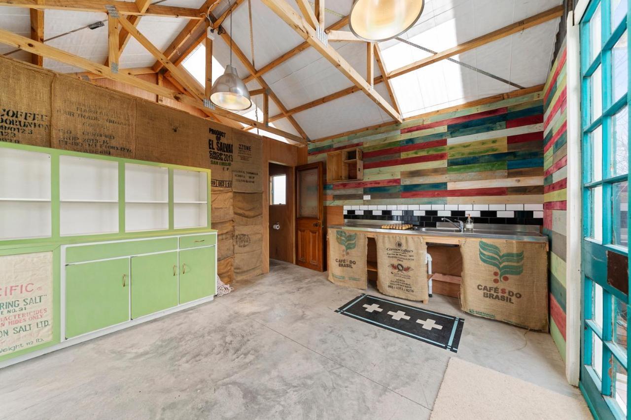 The Walnut Tree House - Martinborough Holiday Home Buitenkant foto