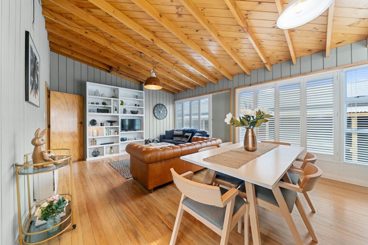 The Walnut Tree House - Martinborough Holiday Home Buitenkant foto