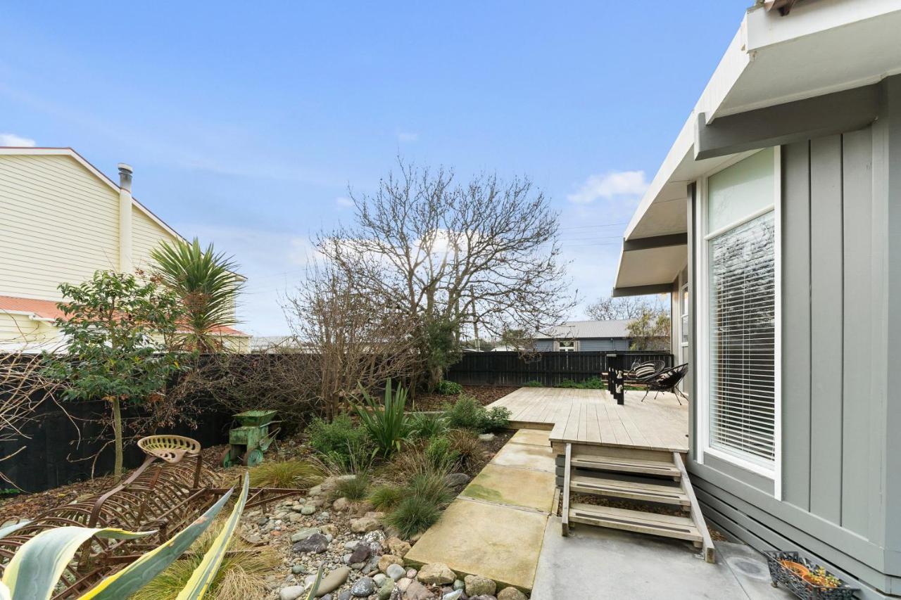 The Walnut Tree House - Martinborough Holiday Home Buitenkant foto