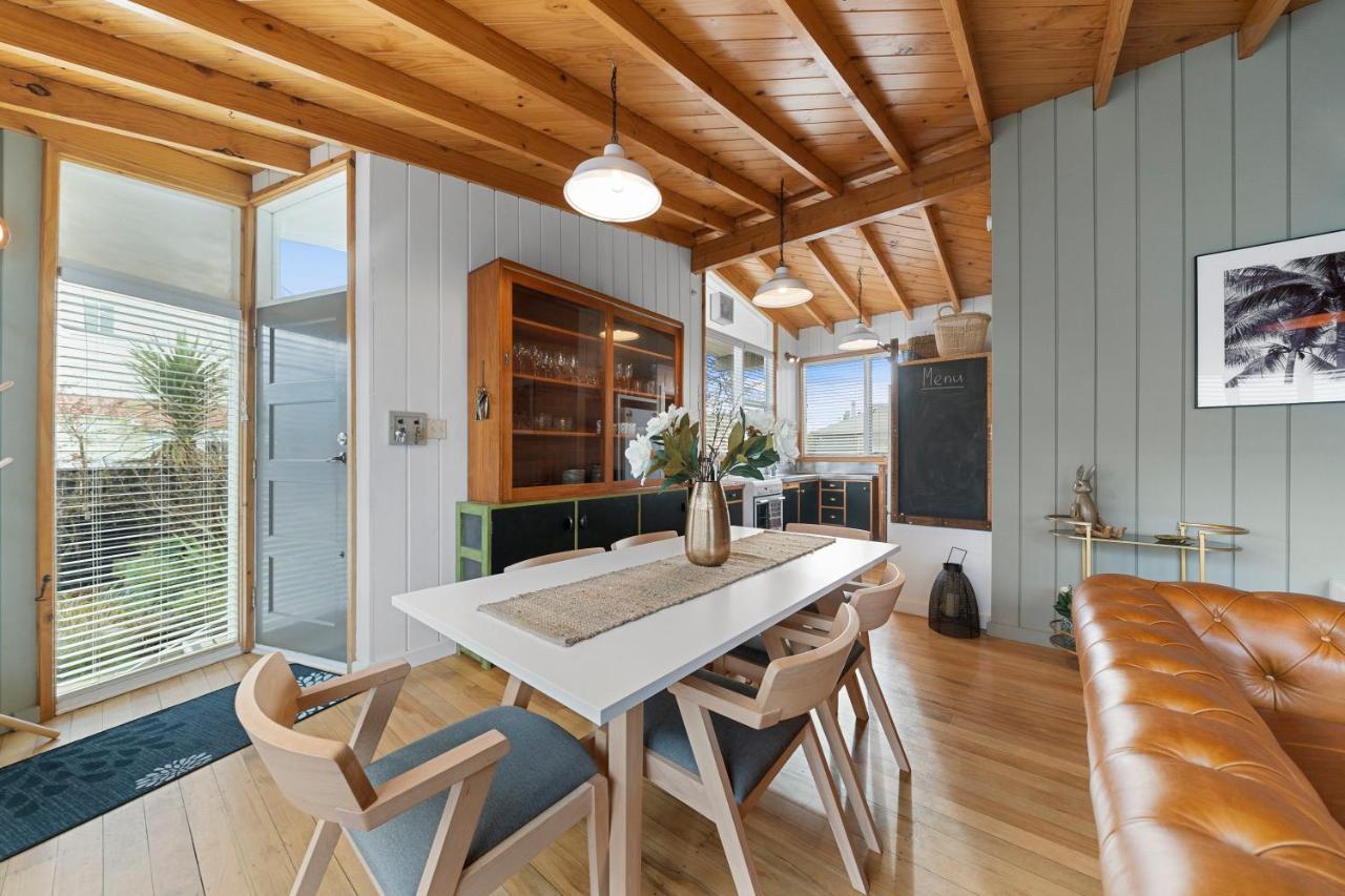 The Walnut Tree House - Martinborough Holiday Home Buitenkant foto