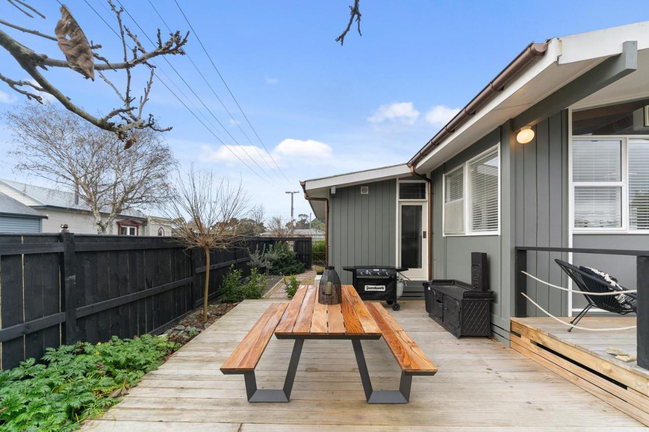 The Walnut Tree House - Martinborough Holiday Home Buitenkant foto