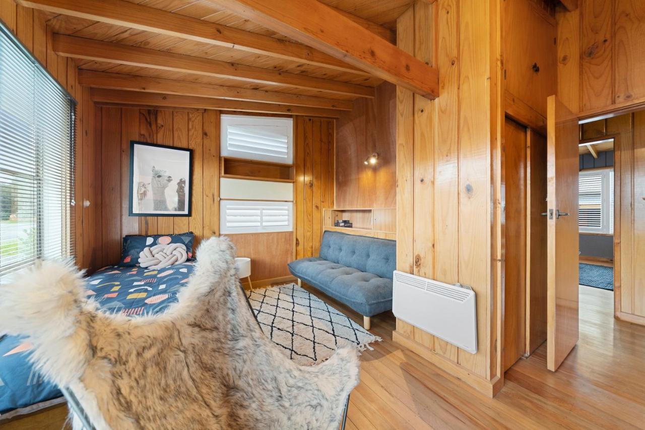 The Walnut Tree House - Martinborough Holiday Home Buitenkant foto