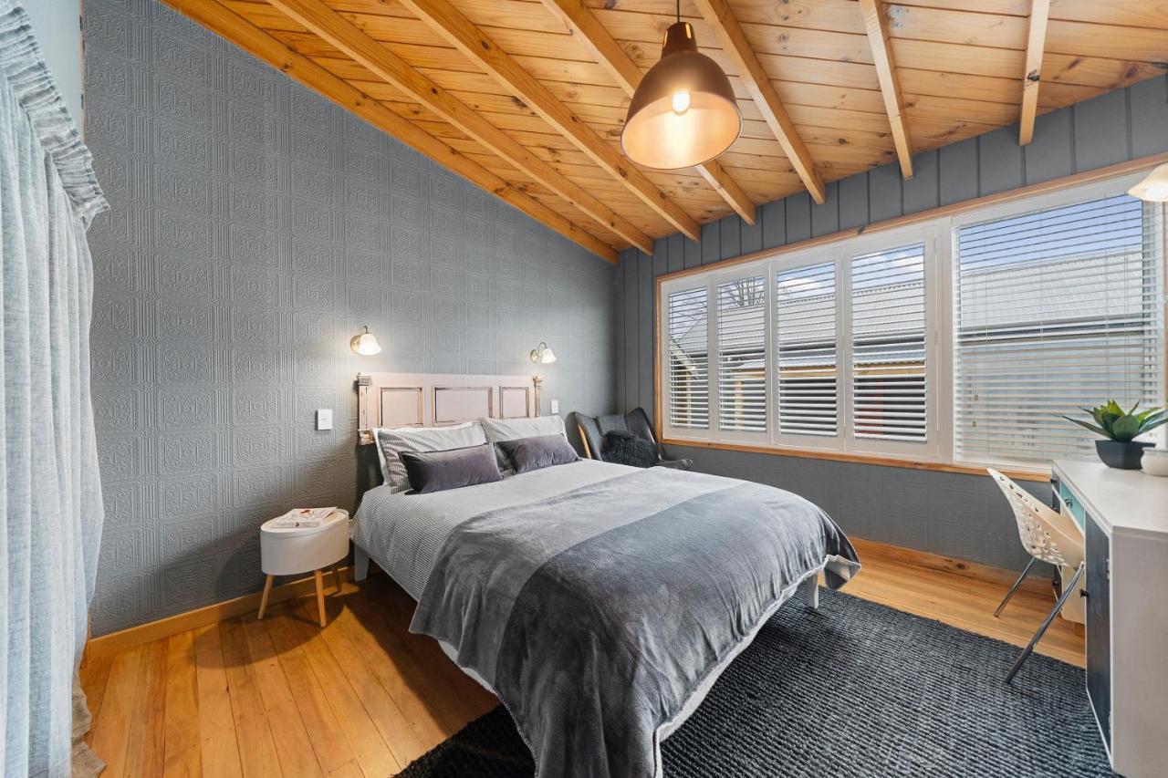 The Walnut Tree House - Martinborough Holiday Home Buitenkant foto